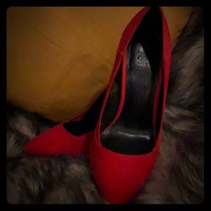 Sassy stiletto heels in red! 💋